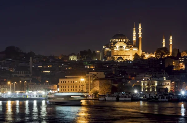 Goldenhorn, İstanbul, Hindi-Kasım 12.2019. Asya ve Avrupa kıtaları arasında rüya şehir. İstanbul manzaralı, Süleyman Camii 'nden ve Galata Köprüsü' nden eski bir kasabadan..