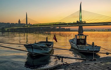 Goldenhorn, İstanbul, Hindi-Kasım 12.2019.Sabah saatlerinde Avrupa ve Asya arasında metro köprüsü ve goldenhorn 'da balıkçı tekneleri ile İstanbul' da.