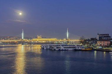 Eminonu, İstanbul, 13 Kasım 2019 İstanbul, Asya ve Avrupa kıtaları arasında rüya şehri. İstanbul 'dan manzara ve şehir manzarası ile metro köprüsü, gezi tekneleri, sabah erken saatlerde dolunay.