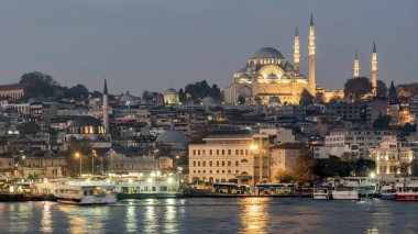 Eminonu, İstanbul, 13 Kasım 2019 İstanbul, Asya ve Avrupa kıtaları arasında rüya şehri. İstanbul 'dan manzara ve şehir manzarası. Sabah erken saatlerde Süleyman Camii ve eski şehir..