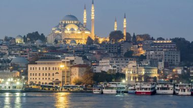 Eminonu, İstanbul, 13 Kasım 2019 İstanbul, Asya ve Avrupa kıtaları arasında rüya şehri. İstanbul 'dan manzara ve şehir manzarası. Sabah erken saatlerde Süleyman Camii ve eski şehir..