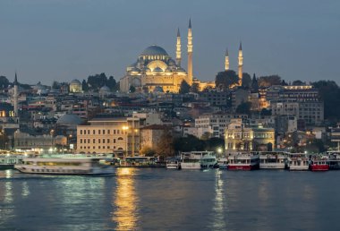 Eminonu, İstanbul, 13 Kasım 2019 İstanbul, Asya ve Avrupa kıtaları arasında rüya şehri. İstanbul 'dan manzara ve şehir manzarası. Sabah erken saatlerde Süleyman Camii ve eski şehir..