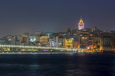 Eminonu, İstanbul, 13 Kasım 2019 İstanbul, Asya ve Avrupa kıtaları arasında rüya şehri. Manzara ve şehir manzarası sabah erken saatlerde galata kulesi ve eski kasaba ile İstanbul 'dan.