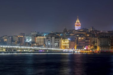 Eminonu, İstanbul, 13 Kasım 2019 İstanbul, Asya ve Avrupa kıtaları arasında rüya şehri. Manzara ve şehir manzarası sabah erken saatlerde galata kulesi ve eski kasaba ile İstanbul 'dan.