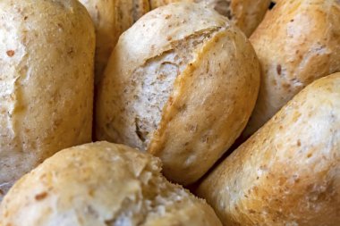 Beyaz tabakta küçük ekmekleri yemeye hazır olun.