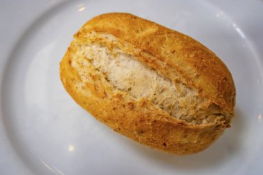 Beyaz tabakta küçük ekmekleri yemeye hazır olun.