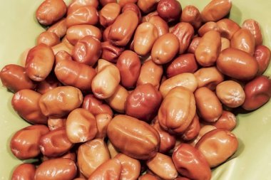 Gümüş çilek meyvelerini tabağa koy.