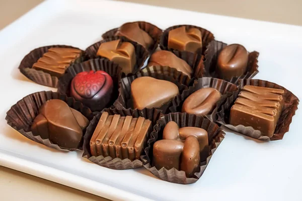 Cerrar Chocolates Especiales Con Diferentes Figuras Plato Blanco Sobre Fondo — Foto de Stock