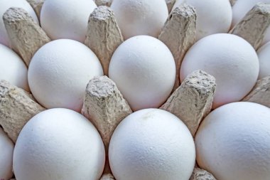 Yumurta ayırıcıdaki beyaz tavuk yumurtalarını kapat.