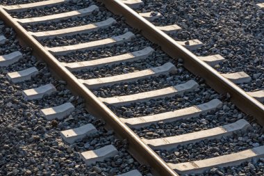 Demiryolu ve rayları kapatın.