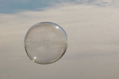 Köpük balonlar ve mavi gökyüzü