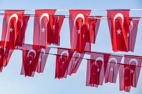 Yıldızlı Kırmızı Türk Bayrağı Mavi Gökyüzü — Stok fotoğraf