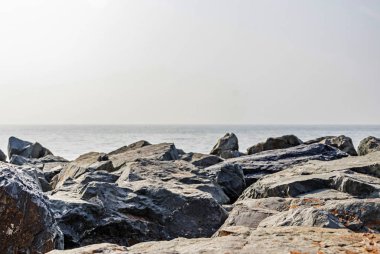 Deniz kıyısında ve denizde kayalar