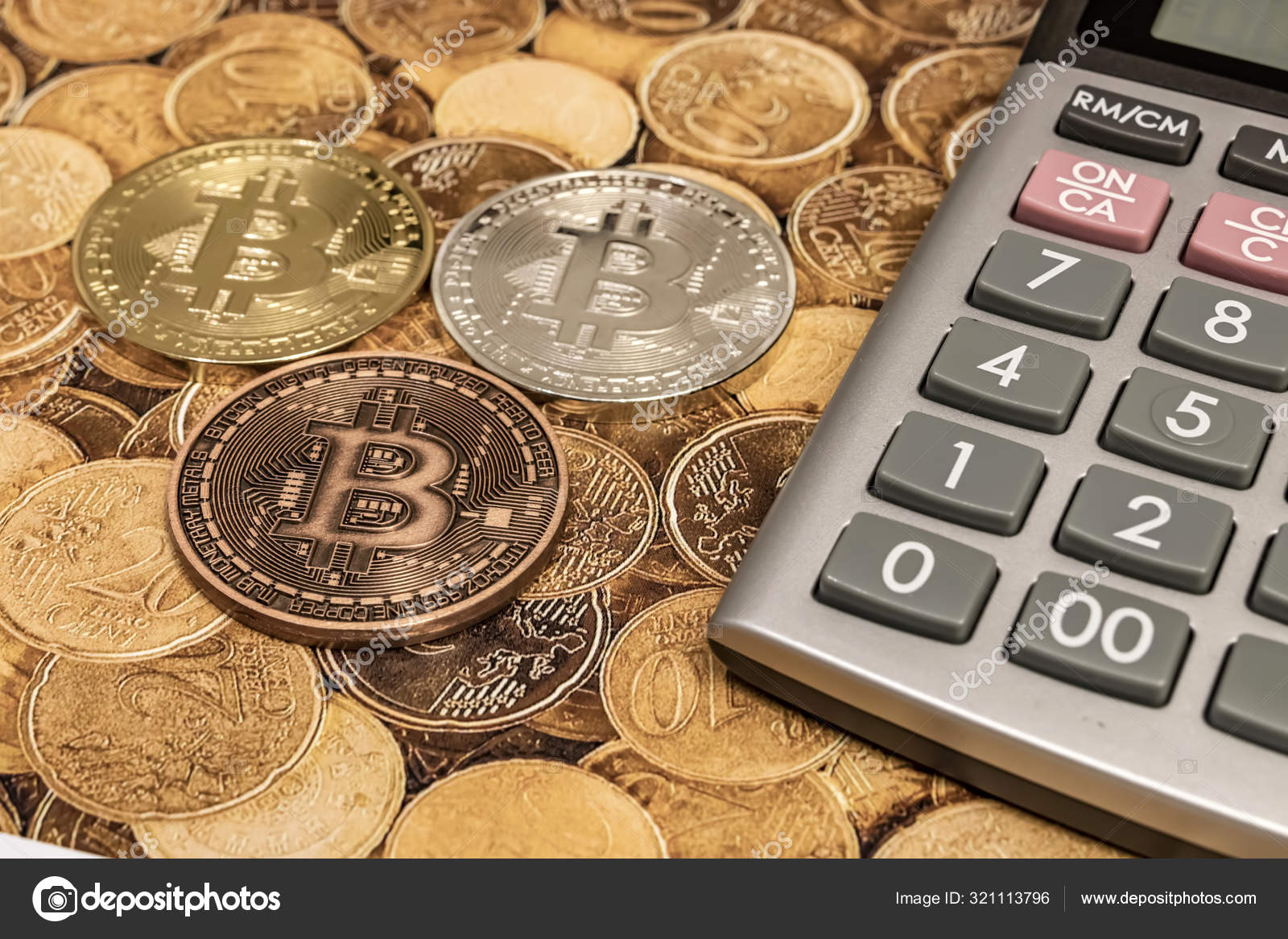 Letöltés - Cyripto pénzbányászat. Bitcoin (Btc) egy konszenzusos hálózat, amely egy új fizetési rendszer és egy teljesen digitális valuta.close up fizikai bitcoin — Stock Kép