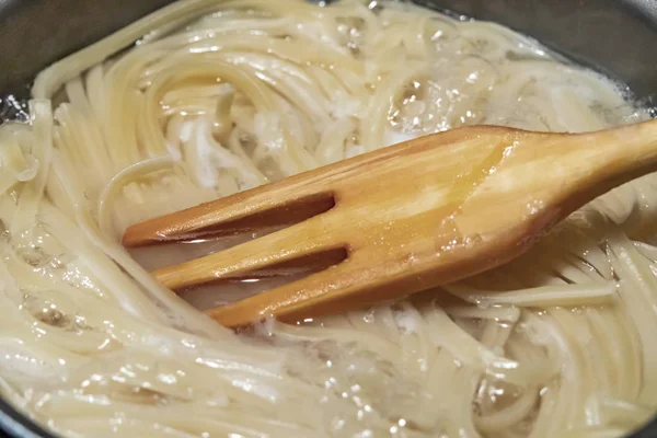 Spageti Pasta Dalam Pot Dan Garpu Kayu — Stok Foto