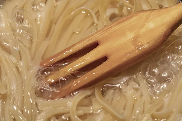 Spaghettipasta Gryta Och Trägaffel — Stockfoto