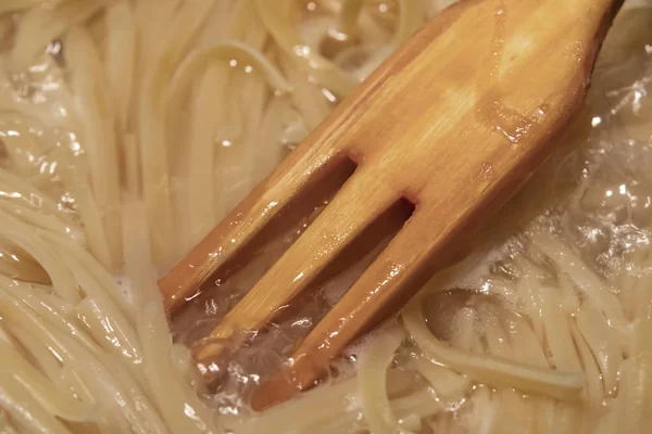 Makaron Spaghetti Garnku Widelcu Drewnianym — Zdjęcie stockowe