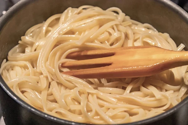 锅里的意大利面意大利面和木叉子 — 图库照片