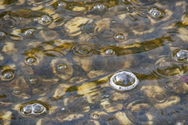 Su ve taşlarla süslü havuzu kapat.