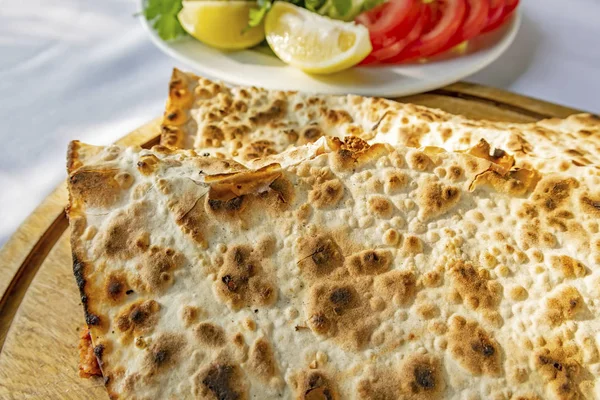 Close Traditional Turkish Pizza Lahmacun Wooden Plate — Stock Photo, Image