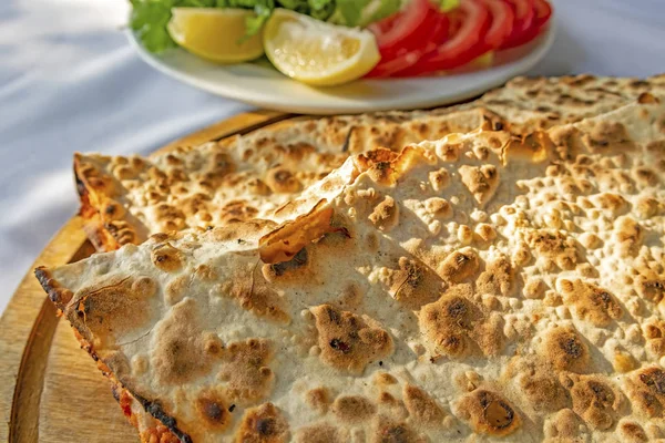 Close Traditional Turkish Pizza Lahmacun Wooden Plate — Stock Photo, Image