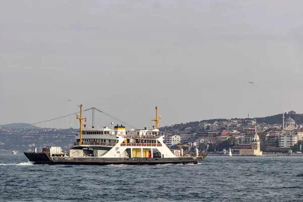 İstanbul, 23 Kasım 2019.istanbul, Asya ve Avrupa kıtaları arasında rüya şehri. İstanbul 'dan manzara ve şehir manzarası feribot, bosporus köprüsü ve bosporus.