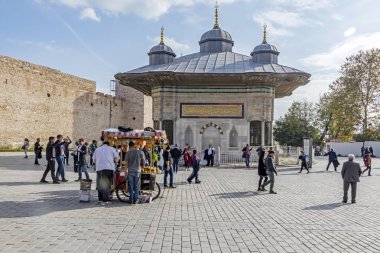 İstanbul, 23 Kasım 2019.istanbul, Asya ve Avrupa kıtaları arasında rüya şehri. İstanbul 'dan manzara ve şehir manzarası. Ahmet 3 çeşmesi ve insanlar..