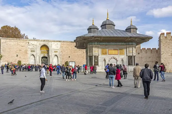 İstanbul, 23 Kasım 2019.istanbul, Asya ve Avrupa kıtaları arasında rüya şehri. İstanbul 'dan manzara ve şehir manzarası. Ahmet 3 çeşmesi ve insanlar..