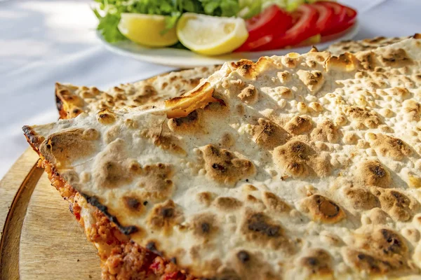 Close Traditional Turkish Pizza Lahmacun Wooden Plate — Stock Photo, Image