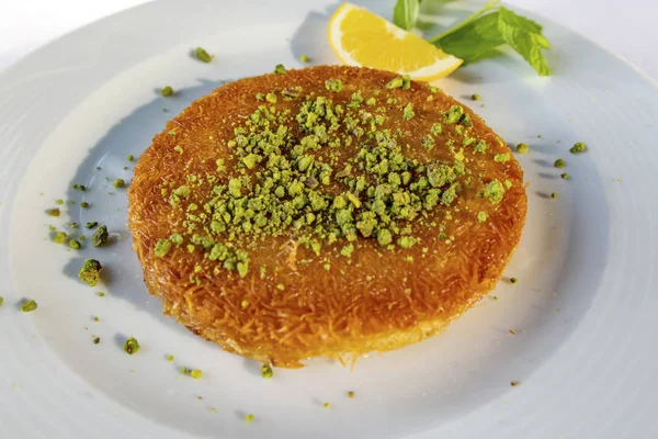 Menutup Kunefe Turkish Tradisional Dengan Pistachio Parut Irisan Lemon Dan — Stok Foto