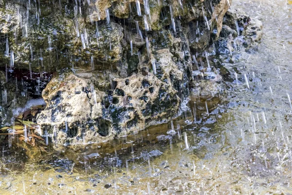 Närbild Prydnadsbassäng Med Vatten Och Stenar — Stockfoto