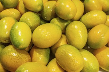 Beyaz arkaplanda kumkuat meyvelerini kapat