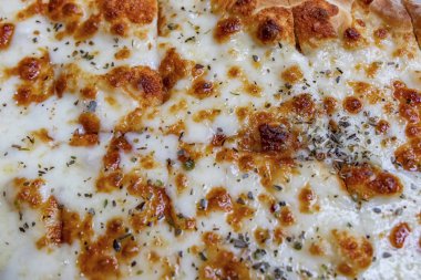 Türkiye 'nin zengin mutfağından klasik bir yemek. Çedar peynirli Türk pide yemeye hazır.