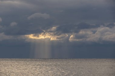 Bulutlu ve durgun denizde gökyüzünde hava hareketleri