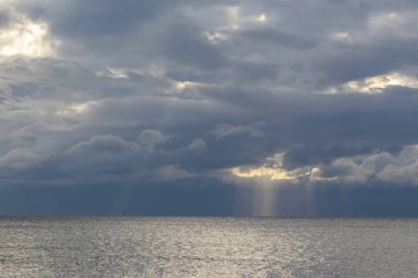 Bulutlu ve durgun denizde gökyüzünde hava hareketleri