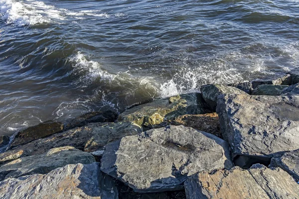 岩石和波浪在海滨 — 图库照片