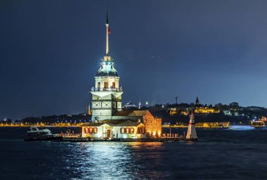 uskudar, istanbul, 7 Aralık 2019. Bakire Kulesi ve İstanbul Bosporus 'taki eski kasaba.