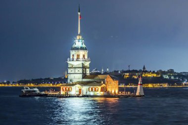 uskudar, istanbul, 7 Aralık 2019. Bakire Kulesi ve İstanbul Bosporus 'taki eski kasaba.