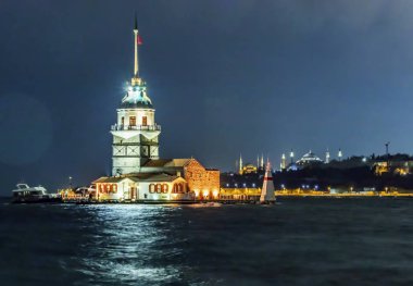 uskudar, istanbul, 7 Aralık 2019. Bakire Kulesi ve İstanbul Bosporus 'taki eski kasaba.
