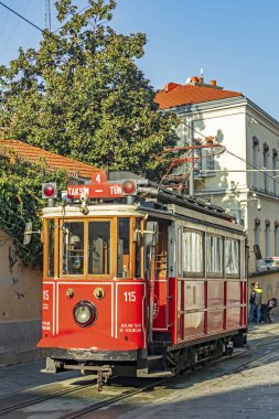 Taksim, istanbul, Türkiye-10 Aralık 2019. İstanbul nostaljik tramvayları Türkiye 'nin İstanbul kentindeki iki tramvay hattı. istiklal Caddesi 'ndeki nostaljik tramvaydan görüntü.