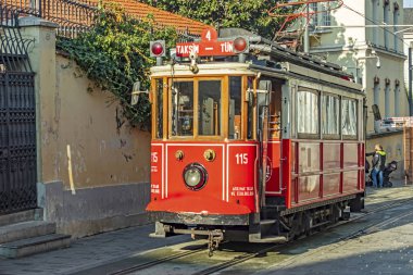 Taksim, istanbul, Türkiye-10 Aralık 2019. İstanbul nostaljik tramvayları Türkiye 'nin İstanbul kentindeki iki tramvay hattı. istiklal Caddesi 'ndeki nostaljik tramvaydan görüntü.