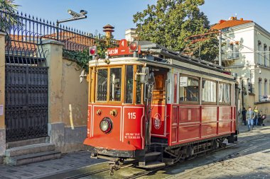 Taksim, istanbul, Türkiye-10 Aralık 2019. İstanbul nostaljik tramvayları Türkiye 'nin İstanbul kentindeki iki tramvay hattı. istiklal Caddesi 'ndeki nostaljik tramvaydan görüntü.