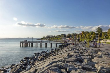 Florya, İstanbul, hindi-ağustos 31,2019. Marmara deniz manzarası yaz mevsiminde Florida 'nın deniz kıyısından..
