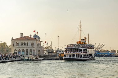 İstanbul, İstanbul. 16 Kasım 2019. Avrupa ve Asya kıtası arasında rüya şehri. İstanbul 'dan Kadiköy' deki Kadıköy rıhtımında feribot ile şehir manzarası ve deniz manzarası.