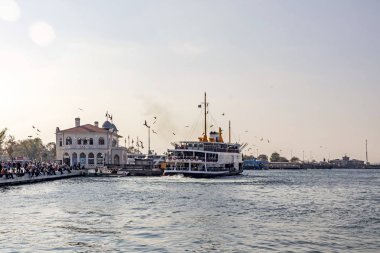 İstanbul, İstanbul. 16 Kasım 2019. Avrupa ve Asya kıtası arasında rüya şehri. İstanbul 'dan Kadiköy' deki Kadıköy rıhtımında feribot ile şehir manzarası ve deniz manzarası.