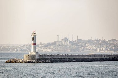İstanbul, İstanbul. 16 Kasım 2019. Avrupa ve Asya kıtası arasında rüya şehri. Haydarpaşa ile Kadiköy arasında Haydarpaşa İskelesi bulunan İstanbul 'dan şehir manzarası ve deniz manzarası.