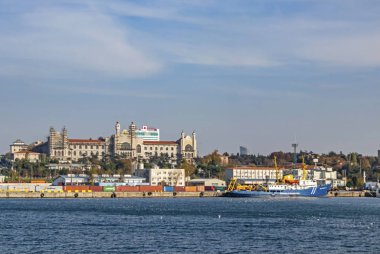 İstanbul, İstanbul. 16 Kasım 2019. Avrupa ve Asya kıtası arasında rüya şehri. Selimiye askeri karargahı ve uskudar bölgesinde gemileri olan İstanbul 'dan şehir manzarası ve deniz manzarası.