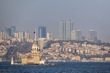 İstanbul, İstanbul. 16 Kasım 2019. Avrupa ve Asya kıtası arasında rüya şehri. İstanbul 'dan şehir manzarası ve deniz manzarası. Bakire kulesi ve Bosporus' taki modern binalar..