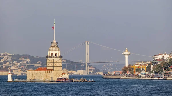 土耳其 伊斯坦布尔 11月16日2019梦想中的城市介于欧洲和亚洲大陆之间 从爱荷华州看城市风景和海景 有少女塔和博斯普鲁斯市的现代建筑 — 图库照片