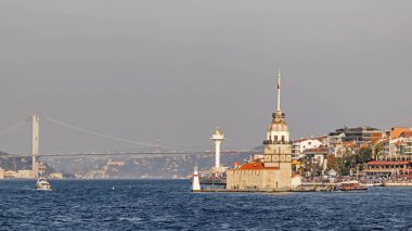İstanbul, İstanbul. 16 Kasım 2019. Avrupa ve Asya kıtası arasında rüya şehri. İstanbul 'dan şehir manzarası ve deniz manzarası. Bakire kulesi ve Bosporus' taki modern binalar..